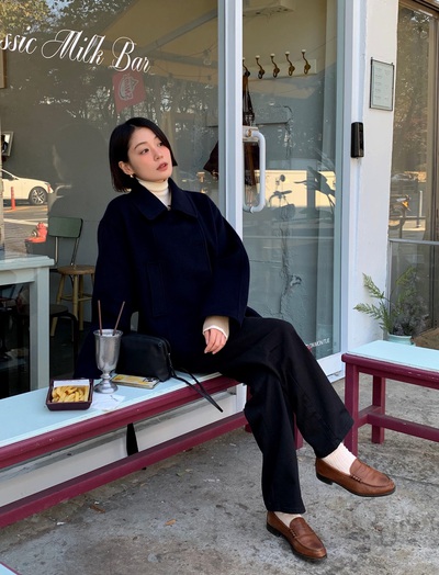 Dọn tủ đồ cuối năm chỉ cần giữ lại đúng 3 đôi giày bệt giúp cả outfit thêm sang trọng