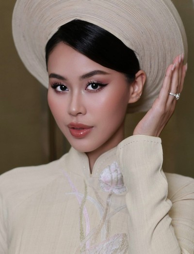 Áo dài cưới của Tiên Nguyễn được làm từ tơ sen hiếm bậc nhất Việt Nam!