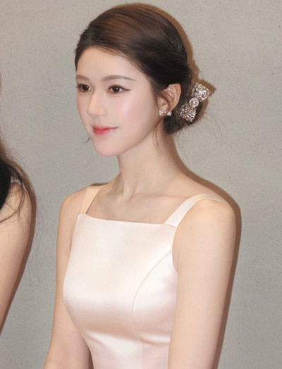 Triệu Lộ Tư lộ cằm dài bất thường trong tạo hình tiểu thư tài phiệt