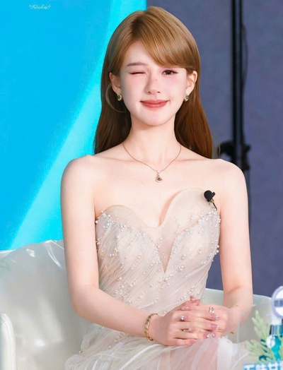 Triệu Lộ Tư mặc đồ thiết kế Việt Nam đẹp xuất thần, xinh nhất trong những lần gần đây