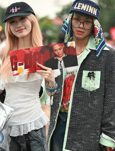 Fan "anh Long" không chất thì ai chất? SVĐ Mỹ Đình thành fashion week thật rồi!