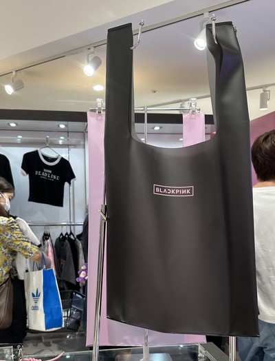 BLACKPINK bán bao nylon giá nửa triệu, fan ngỡ ngàng