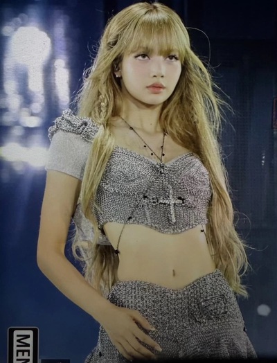 Lisa thay đổi làm dân tình “quay xe”, outfit đặc biệt thành tâm điểm trong concert BLACKPINK
