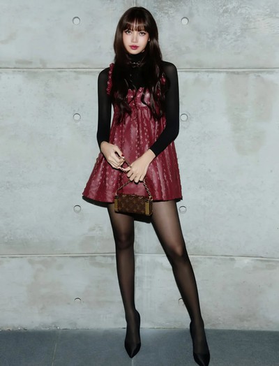 1 chiếc váy 2 số phận: Lisa trông sang còn Tống Thiến lạ lắm!