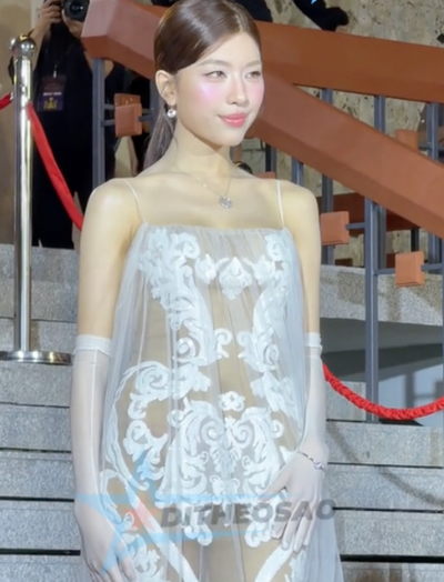 Chiếc váy "lộ liễu" đưa Lamoon vào thế khó