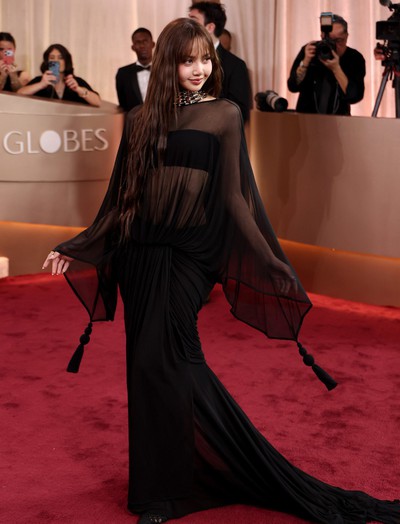 Lisa mang đồ xuyên thấu trở lại, không dám hở bạo mà trông đã “đỉnh nóc kịch trần”!