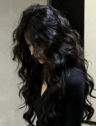 Thứ nước màu đen không bắt mắt nhưng uống vào tóc đẹp thôi rồi: U60 đầu không tóc bạc cũng nhờ vậy