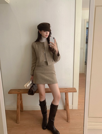 Mặc gì nếu theo đuổi style nữ tính: 5 món đồ diện lên sang trọng, không sợ "sến"