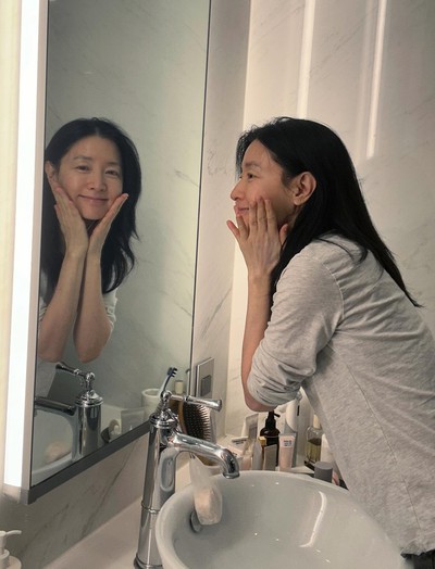 Mỹ nhân 54 tuổi cứ đăng hình là gây xôn xao, chu trình skincare vừa tiết lộ nói lên tất cả