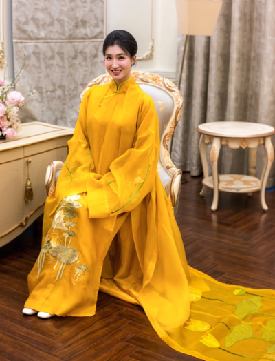 Cận cảnh cặp áo dài vàng toả ra 2 chữ "phúc khí" của vợ chồng Minh Hoàng - Phương Nhi