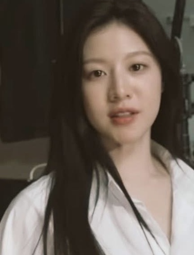 Tình mới của Kim Seon Ho quá giống Kim Ji Won, nói “2 giọt nước” cũng không oan