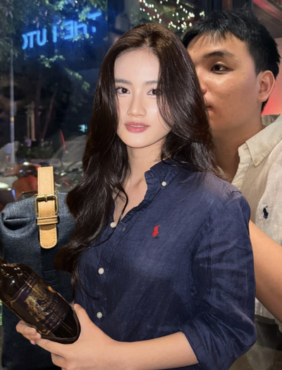 Hoa hậu Ý Nhi tặng bạn trai túi Dior, mặc áo đôi "quý tộc" trước tin đồn sắp cưới