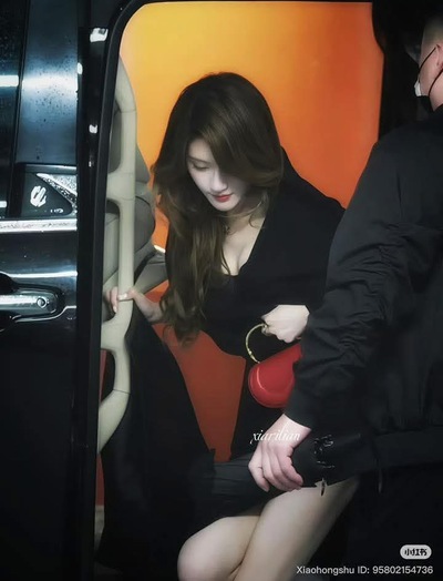 Một bước xuống xe của Triệu Lộ Tư khiến cõi mạng chấn động