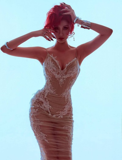 Quế Anh chơi lớn đầu năm, đổi giao diện sexy nhất trước giờ