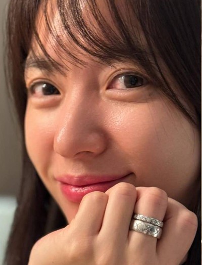 Minh tinh 39 tuổi đăng ảnh cận cam thường: Biết ngắm làn da không tuổi hay bộ nhẫn vài trăm triệu đây?