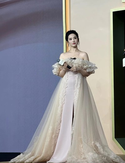 Cam thường lạ lùng của Lưu Diệc Phi