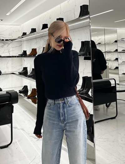 Hình mẫu mặc quần jeans đỉnh cao chính là Rosé: Phối đồ tối giản nhưng sang tới từng set