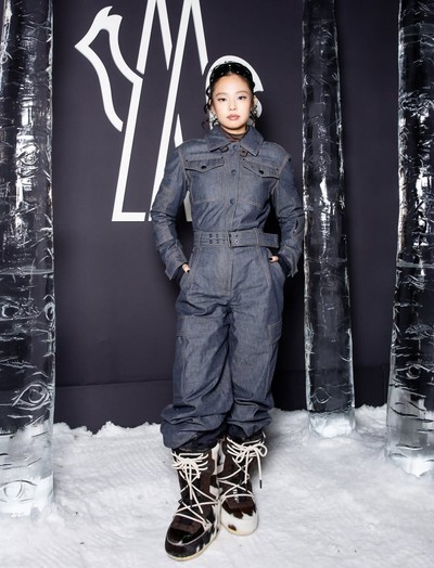 Jennie kín bưng tới sự kiện, netizen phán “lùn thấy cưng”