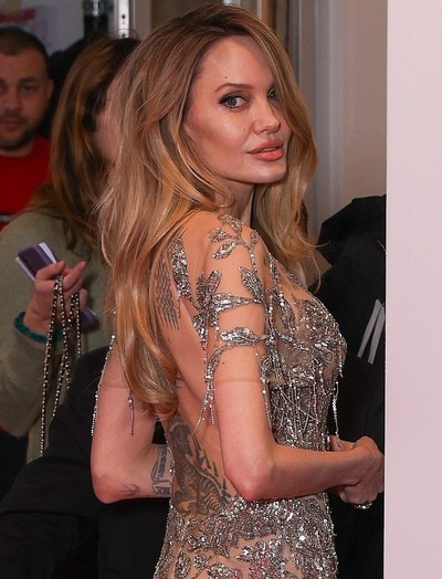 Angelina Jolie diện mốt không nội y