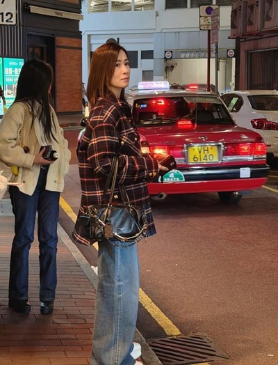 Minh tinh 51 tuổi bị chụp trộm trên phố khiến ai nhìn cũng sững sờ