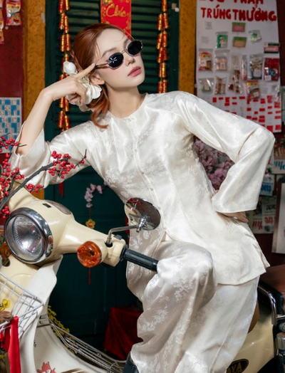 “Phú bà" đẹp nức tiếng Vbiz dùng Hermès làm hũ tài lộc năm mới: Sang cỡ này còn sợ gì không phất!