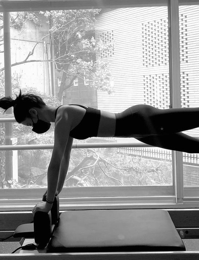 Người tình của Kim Seon Ho dáng thon, cổ thiên nga nhờ nguyên tắc giữ dáng đơn giản