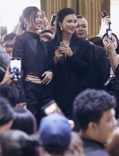 Lần đầu Kim Tuyến và Đồng Ánh Quỳnh công khai, trung tâm thương mại như vỡ trận