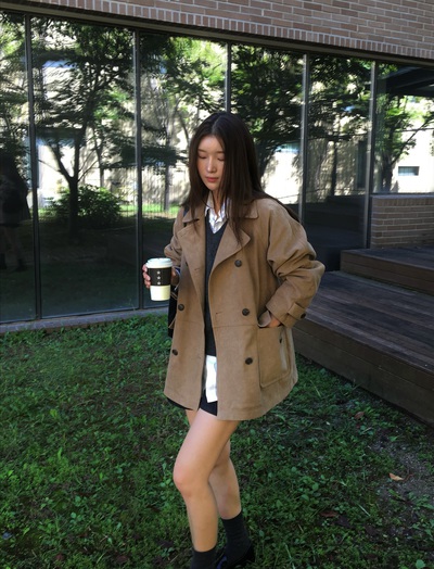 Nàng blogger mặc trang phục màu trung tính mỗi ngày, nhưng set nào cũng đẹp miễn chê