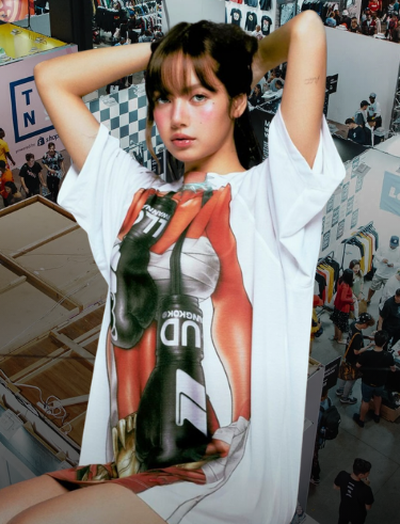 Lisa sắp bán quần áo ở hội chợ