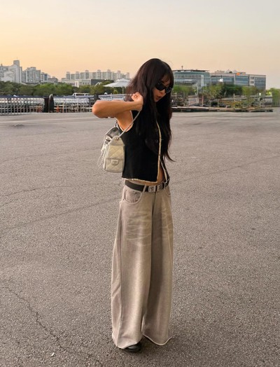 Quần jeans ống rộng vào tay Jennie cũng thành sang chảnh tới từng set đồ