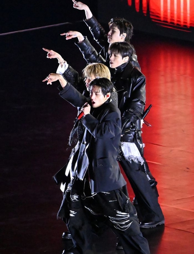 "Nhà vua" trở lại: BTS đãi cả thế giới 7 diện mạo cực phẩm và thời trang vừa avant-garde, vừa đậm bản sắc quốc gia