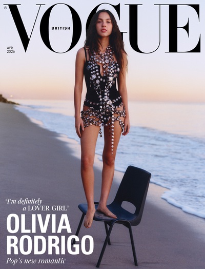 Khó hiểu cực độ với bộ ảnh siêu sao Gen Z mang ghế nhựa ra đứng giữa biển