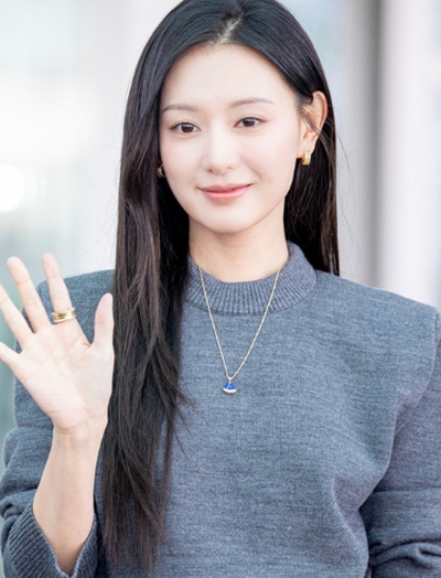 Kim Ji Won ra sân bay thôi cũng toát ra “đầy mùi tiền”