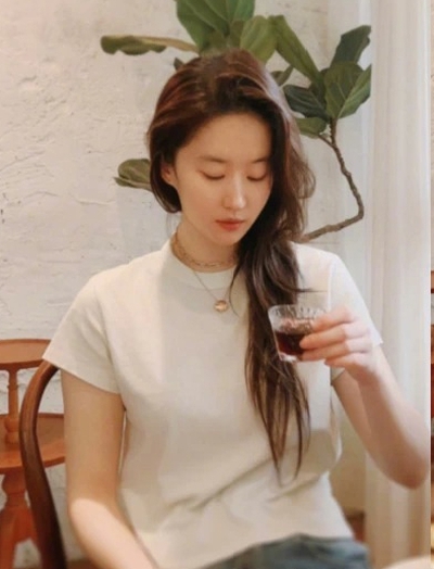 Một người nhập viện vì giảm cân theo Lưu Diệc Phi, nữ thần ngồi không cũng "mang tiếng"