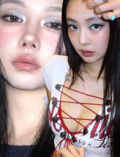 Makeup mắt xanh hồi sinh rầm rộ năm 2026: Đâu cũng là "Icy Blue", Y2K đạt đỉnh khi sự "sến" trở thành sang chảnh