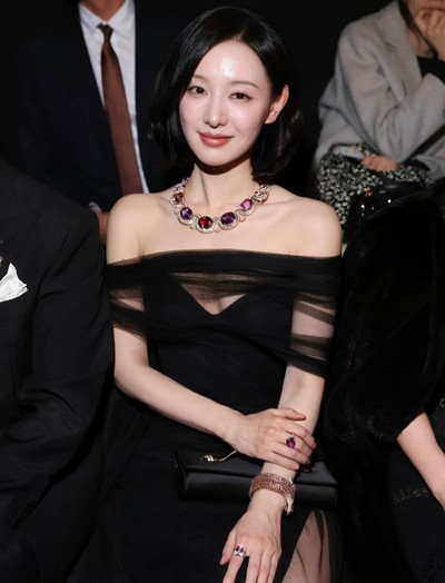 Kim Ji Won liên tục khiến khán giả chú ý: Chuyện gì xảy ra với nhan sắc từng "không có góc chết" vậy?