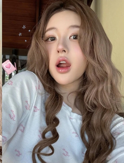 Triệu Lộ Tư xứng danh chiến thần "chơi" tóc, màu tóc mới khiến mặt sáng như gắn filter