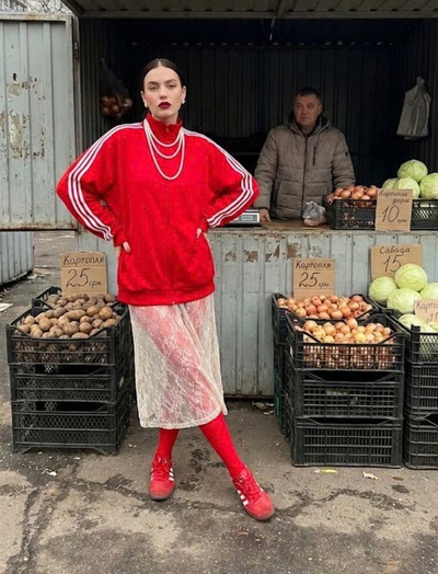 Áo khoác thể thao mix cùng đồ “bánh bèo”: Công thức bao lạ bao đẹp, chẳng trách phủ sóng mạnh toàn cầu!