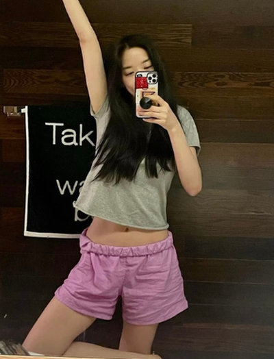 Nữ diễn viên thay đổi dụng cụ ăn hàng ngày, tới 41 tuổi eo vẫn thon và chân luôn nhỏ