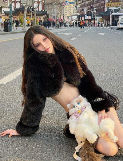 Nghìn tim cho bức ảnh cô gái Việt có gương mặt búp bê, vóc dáng như ma-nơ-canh bị bỏ quên trên phố Thượng Hải