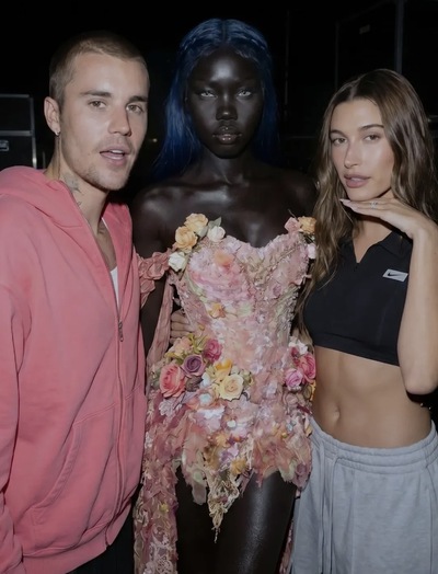 Xuất hiện “ngọc trai đen” đẹp như thần thoại: “Bạn thân” của Hailey Bieber và Kylie Jenner, nhan sắc này đến Coachella dễ kiếm tiền tỷ