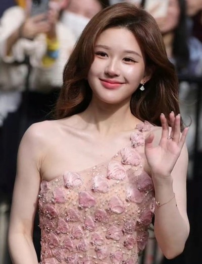 Triệu Lộ Tư mặc váy của NTK Việt, nhan sắc đẹp lên thấy rõ