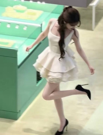 Nể Triệu Lộ Tư: Chỉnh giày thôi cũng tạo khoảnh khắc triệu view, sao nổi tiếng chiếu mệnh rõ ràng!