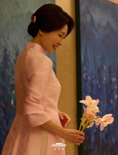 Áo dài Việt Nam khiến Phu nhân Hàn Quốc khen ngợi: Họa tiết mang ý nghĩa đẹp, quá trình chọn màu và lên phom vô cùng tỉ mỉ