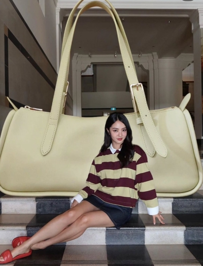 Longchamp nhập đường đua IT-Bag 2026: Chiếc túi east-west tưởng đơn giản lại đang khiến hội mặc đẹp "phát cuồng" vì quá dễ dùng