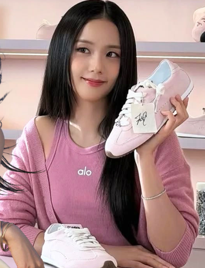 Đẹp người tốt tính như Jisoo: Liên tục tặng quà hàng hiệu đắt đỏ cho dàn nhân viên