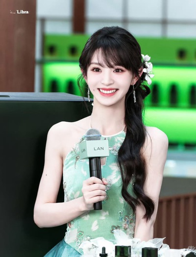 Điền Hi Vi không còn cố khoe vòng 1, chọn mặc đồ local brand Việt sau sự cố cắt sóng