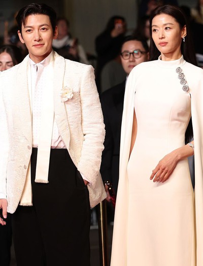 Mặt thật của "tổng tài số khổ" vừa xuất hiện bên Jeon Ji Hyun: 39 tuổi bị dí đến cùng vì quá đẹp trai