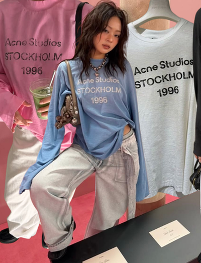 Chiếc áo dài tay Acne Studios: Tại sao một mảnh vải mỏng in logo giá 11 triệu lại khiến cả thế giới phát cuồng?
