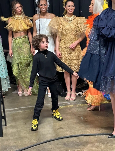 Video 30 triệu view hé lộ "thần đồng" hot nhất giới thời trang: 10 tuổi đã diễn ở Paris Fashion Week, mở brand riêng nhưng gây tranh cãi vì một lý do